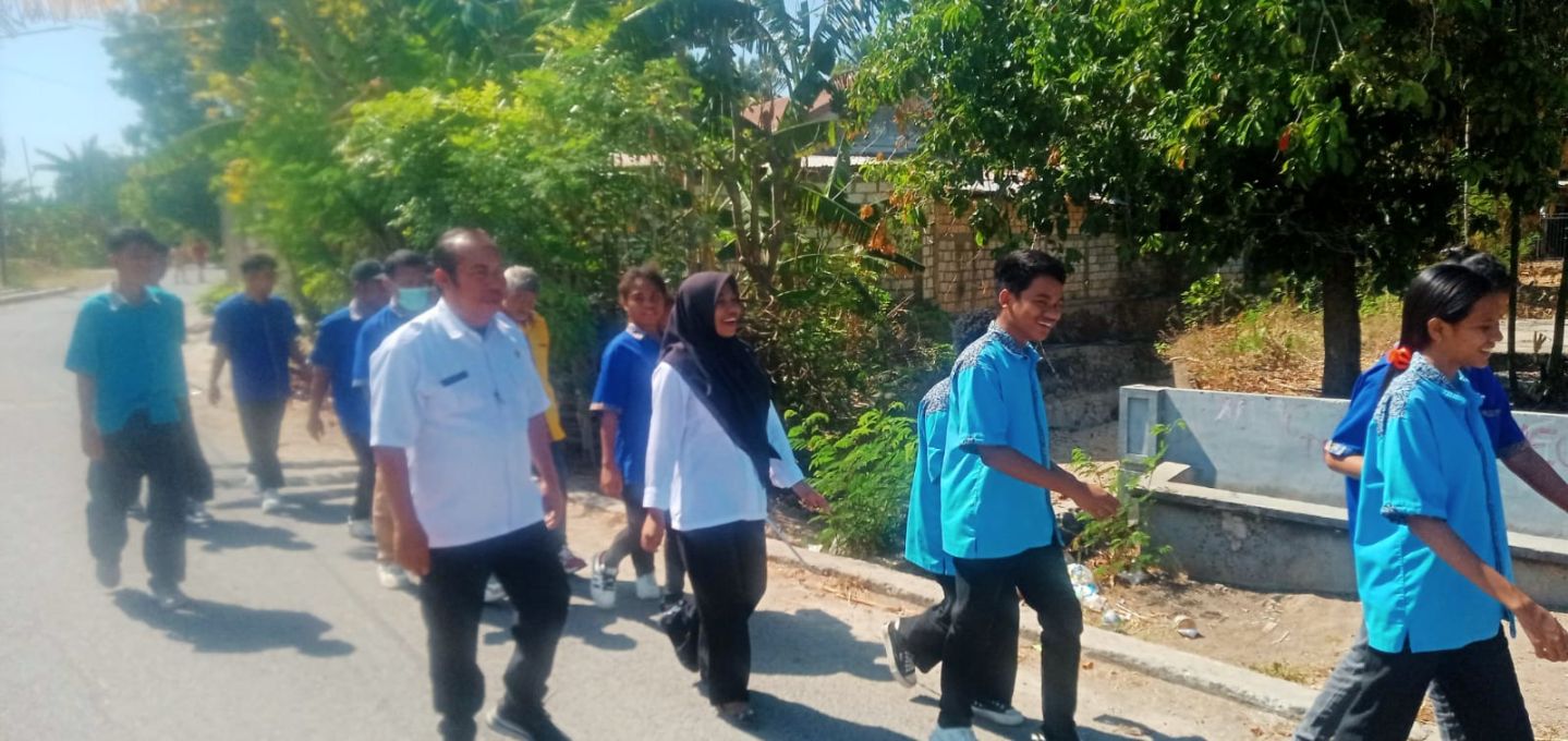 PM mengikuti praktik berjalan di luar lingkungan panti, menyusuri jalan di sekitar area panti dengan jarak yang tidak terlalu jauh. 